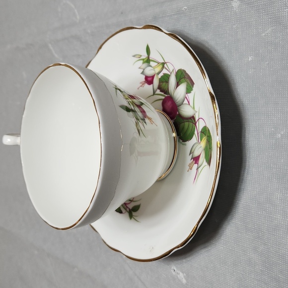 Regency English Bone China Teacup - Picture 4 of 10